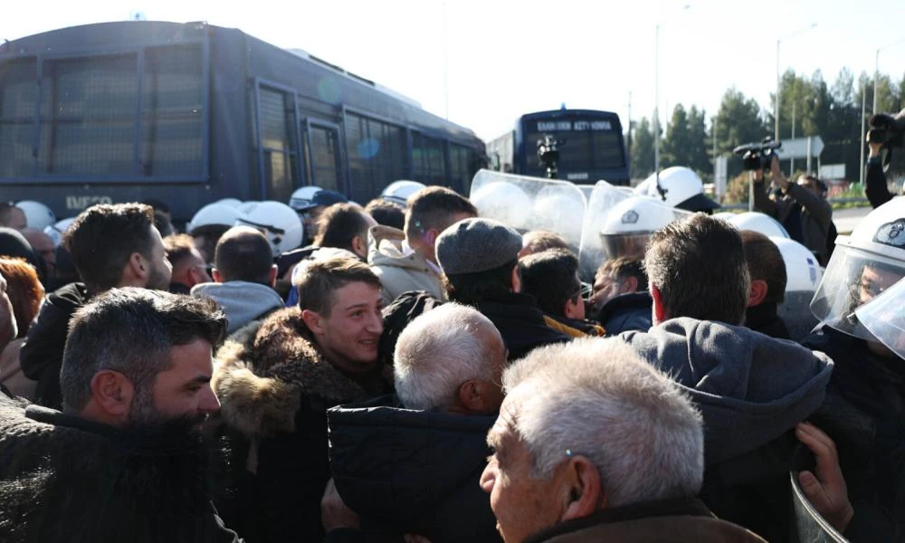 Λάρισα: Επεισόδια ανάμεσα σε αγρότες και αστυνομικούς - Δεν επέτρεψαν κατάληψη στην Εθνική οδό - Βίντεο